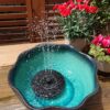 上から見たソーラー噴水と鉢植えの花