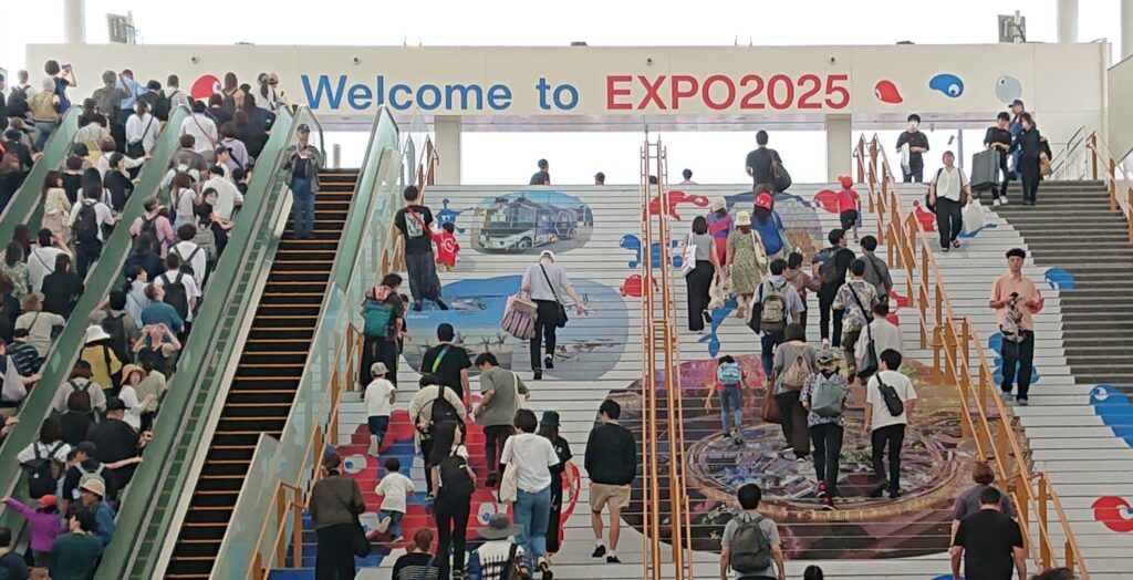 夢洲駅から万博会場に向かう上り階段頭上の「welcome to expo」の掲示