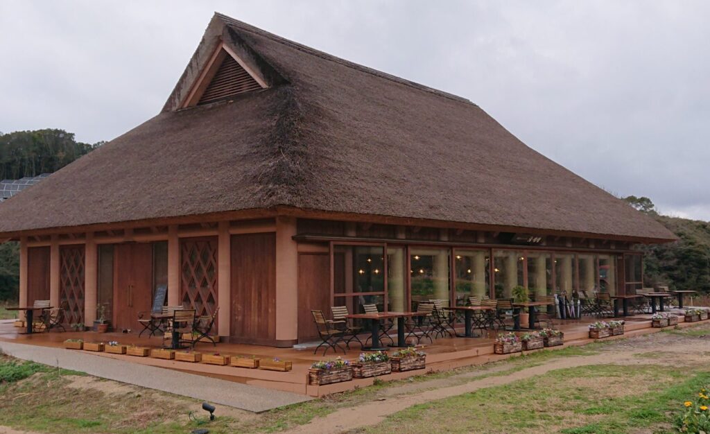 農家レストラン 陽・燦燦の茅葺き家屋の全景