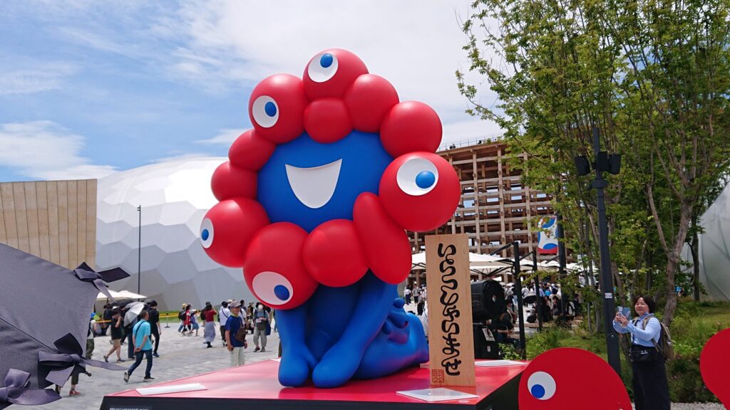 万博会場入ってすぐに出迎えるミャクミャクの像