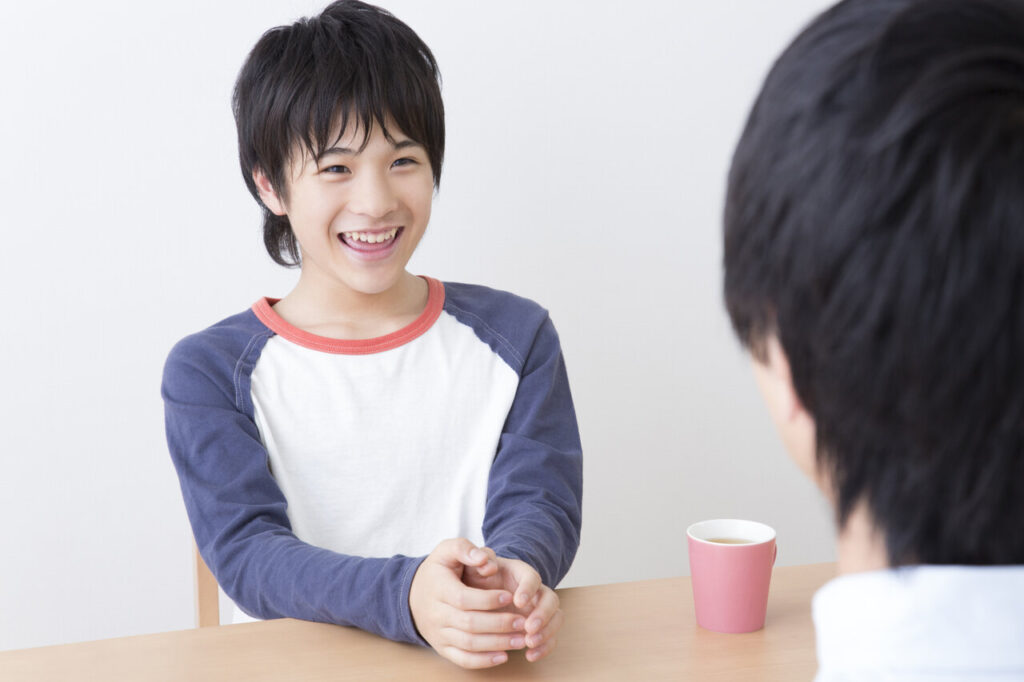 目を輝かした表情で語る少年