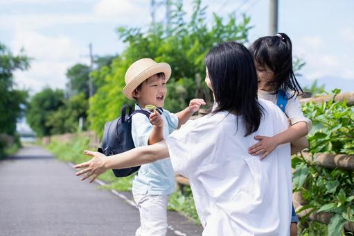 両手で子供を出迎えている画像
