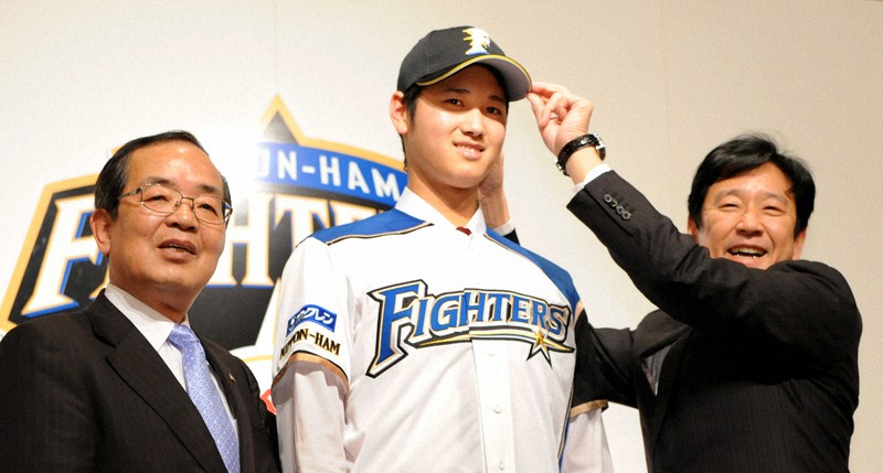 大谷翔平の日本ハムファイターズ入団発表会見での初々しくも晴れ晴れしい表情の画像