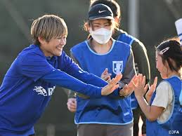 JFA.com記事「家族がチームになる日」からタッチしあう家族の画像
