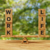 WORKとLIFEの文字がシーソーに乗っている画像