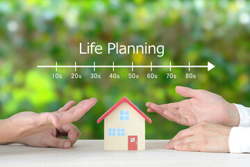 木々を背景にLifePlanningと10ｓから80ｓまで矢印でつながった文字