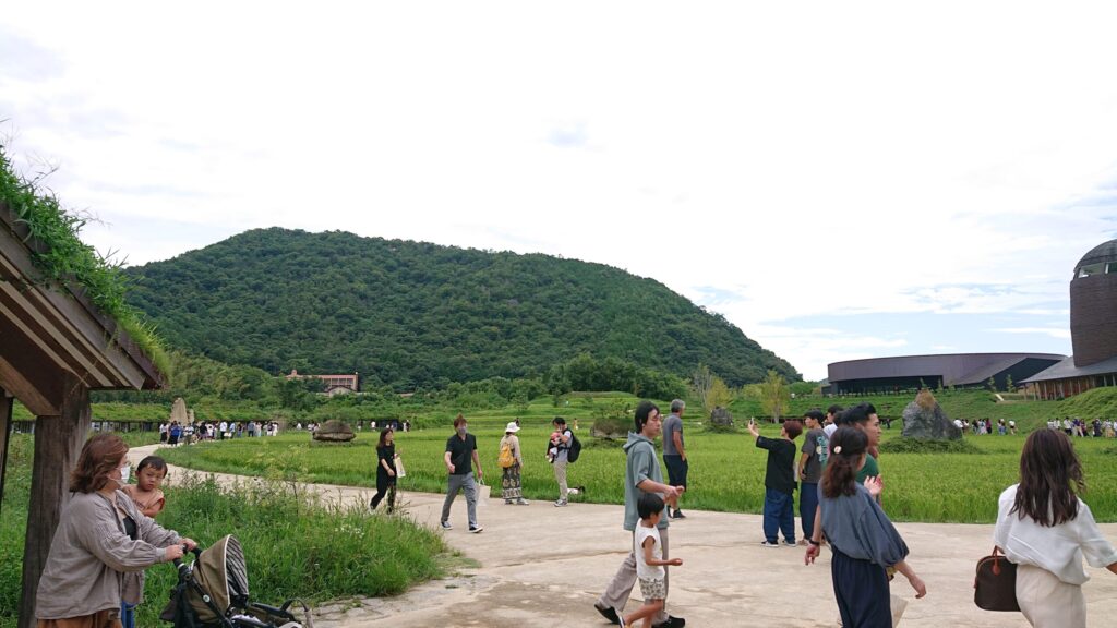 ラコリーナ近江八幡敷地内で散策する人々