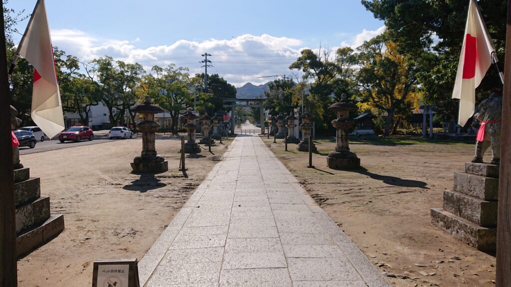 鳥居をくぐる前に振り返ると空・雲・山が美しい