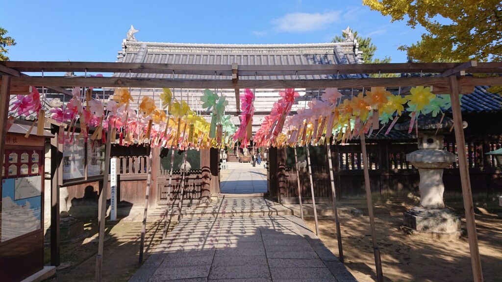山門前の華やかに連なる風鈴