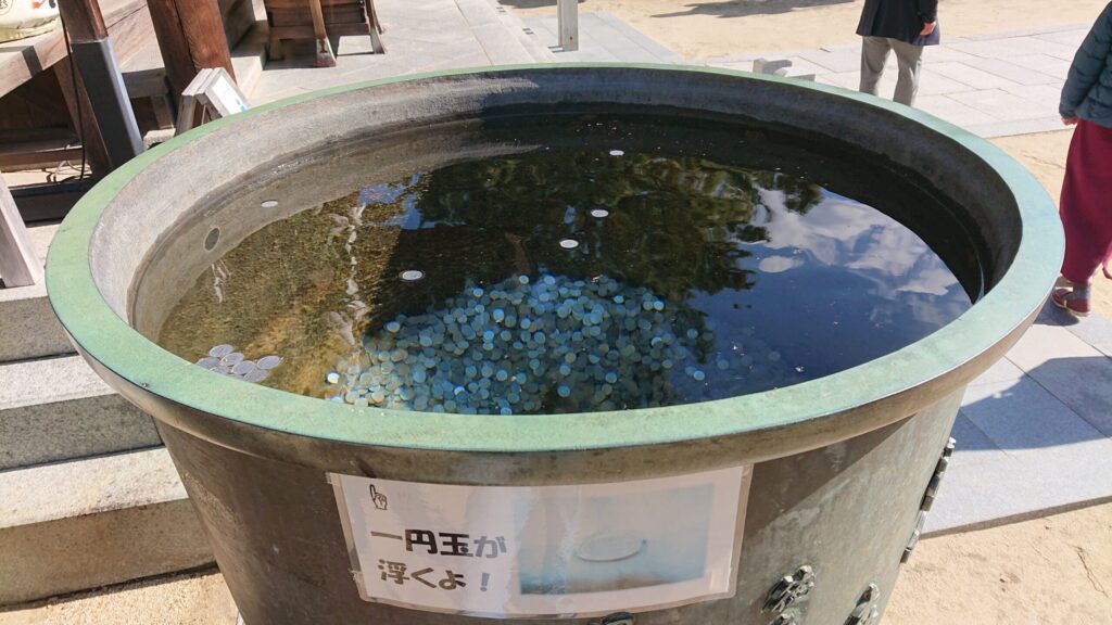 １円玉が浮くと縁起がいい水鉢