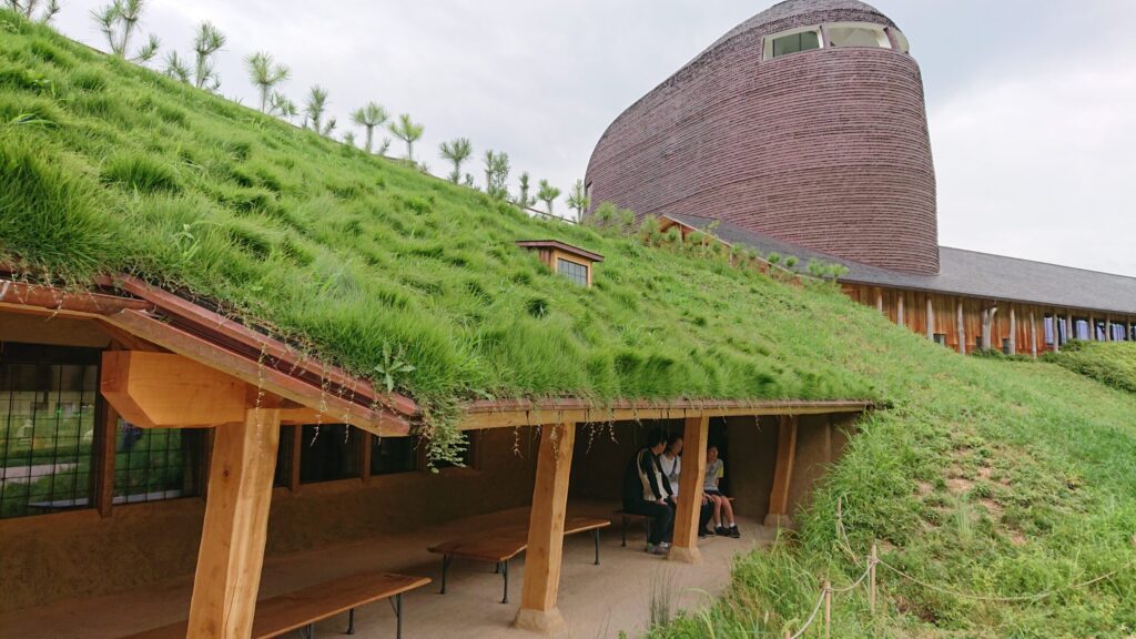 ラコリーナ近江八幡を象徴する草に覆われた屋根