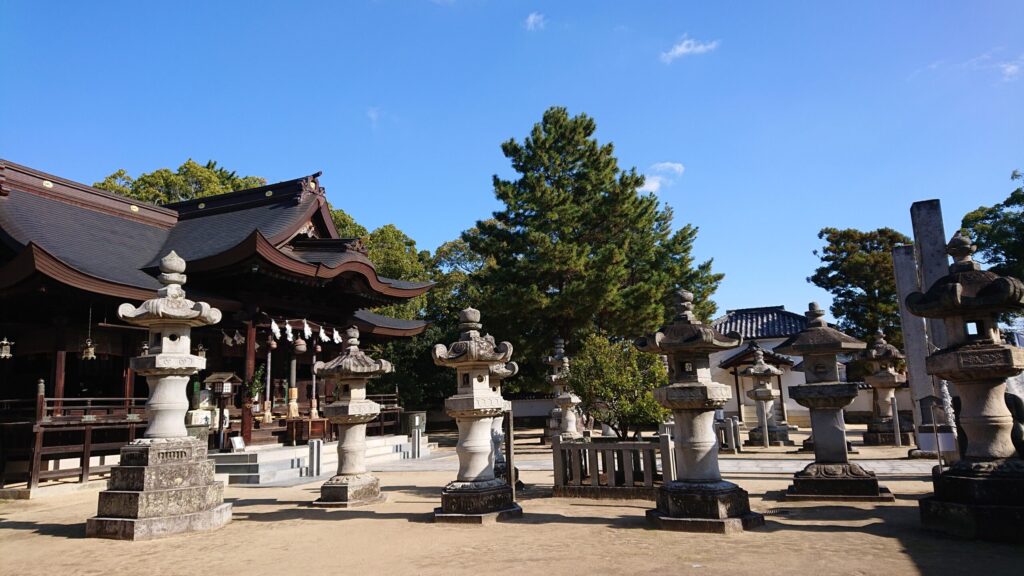 灯篭もたくさんある境内