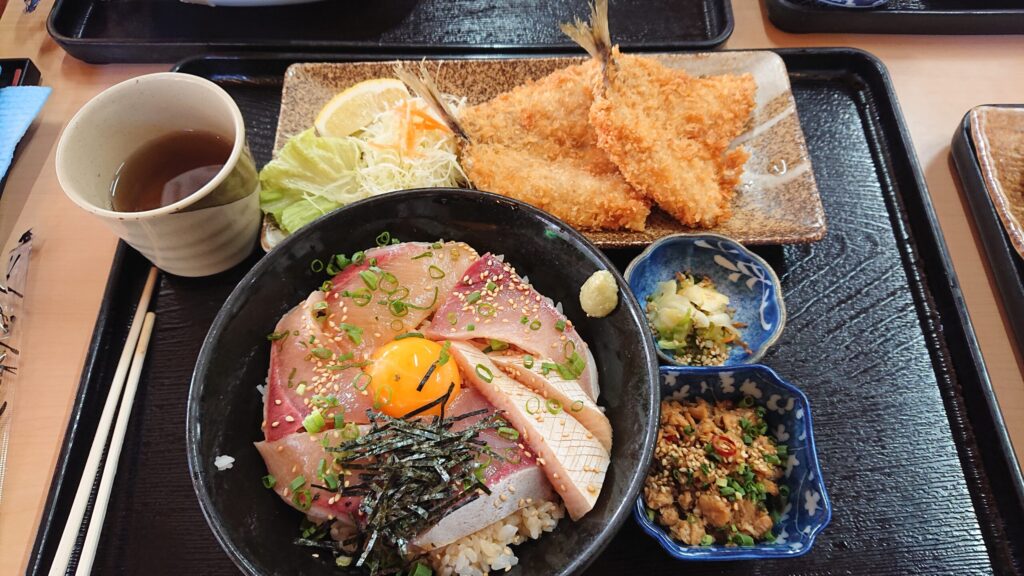はまち漬け丼とアジフライ