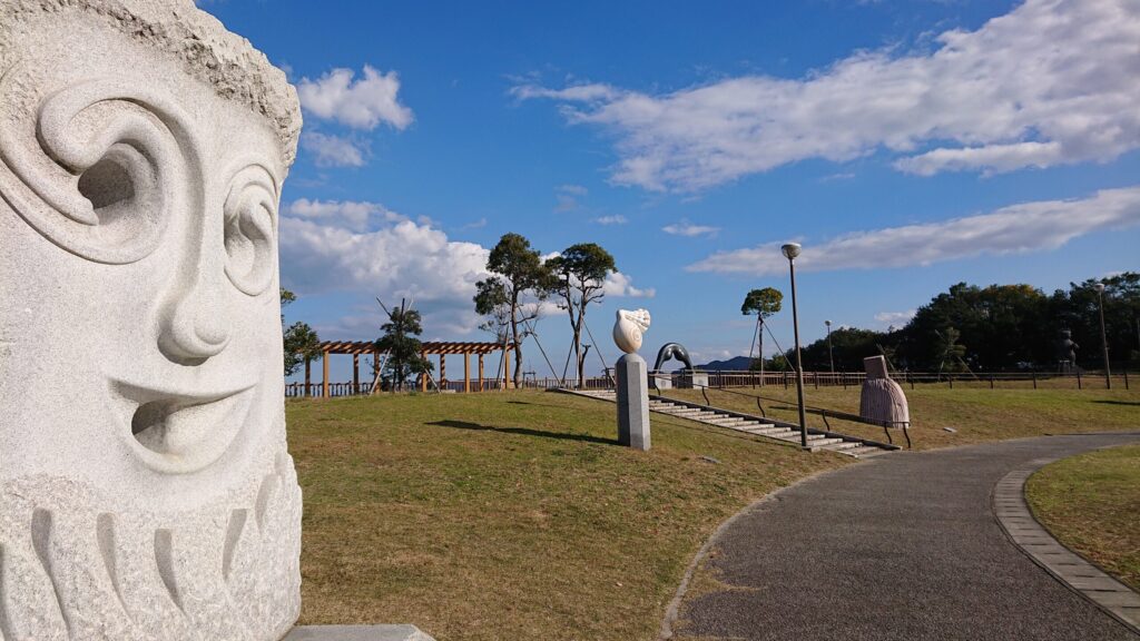 彫刻含む公園風景