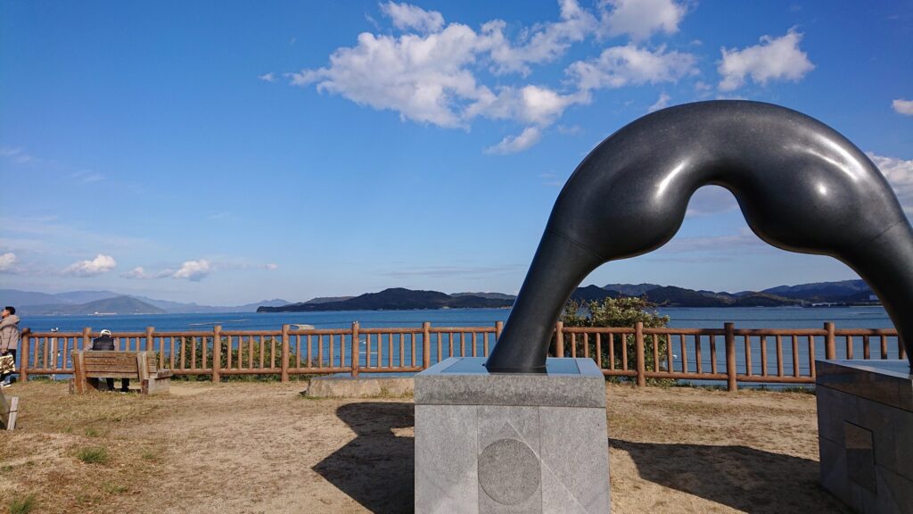 彫刻含む公園風景その２