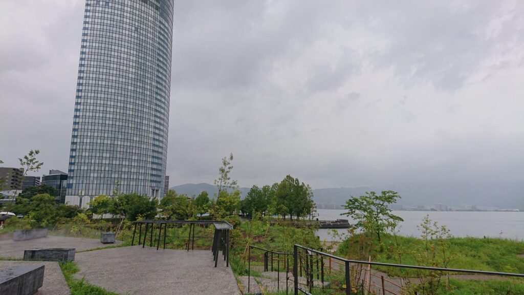 LAGO大津から左に高層ホテル、右に湖をのぞむ風景