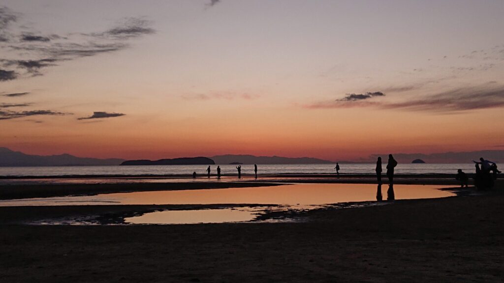 父母ケ浜、夕暮れ時に潮が引いている画像