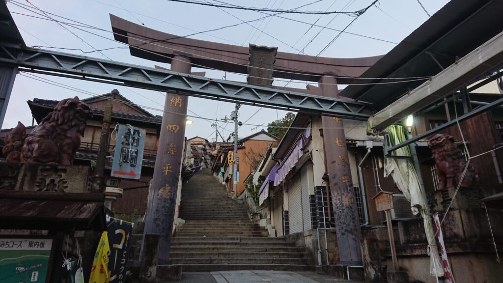 一之坂鳥居から急になる石階段をのぞむ