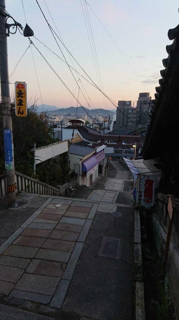 まだほの暗い早朝の参道