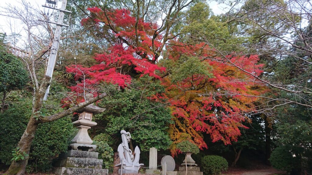 灯篭、石碑と紅葉