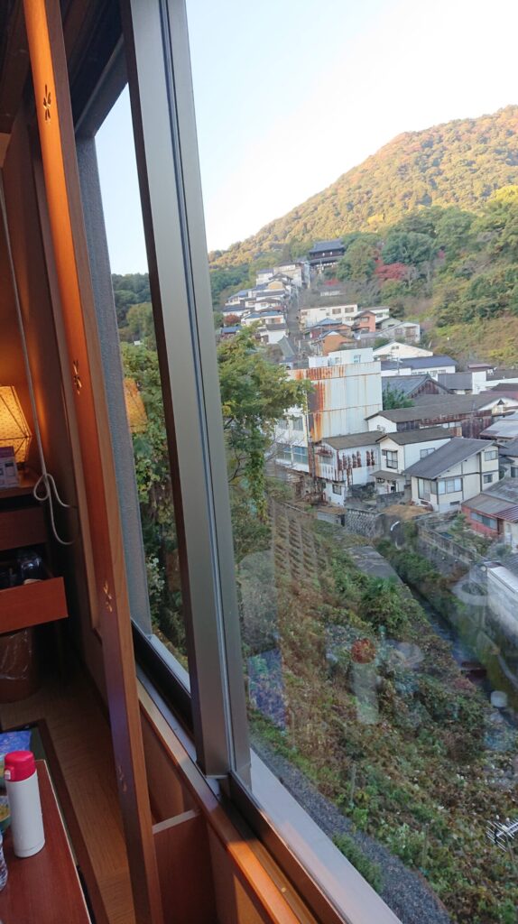 客室窓から見える金比羅宮と参道その２