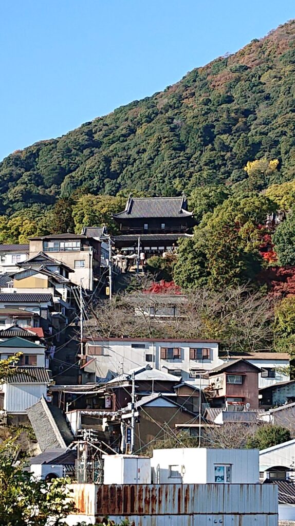 客室窓から見える金比羅宮と参道その３