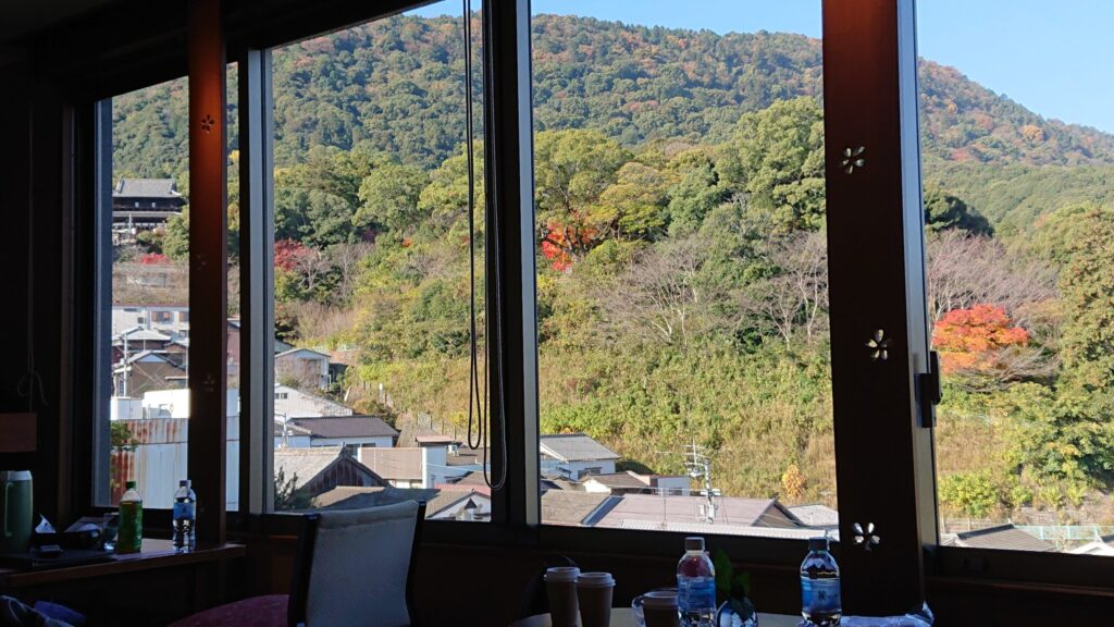 客室窓から見える金比羅宮と参道