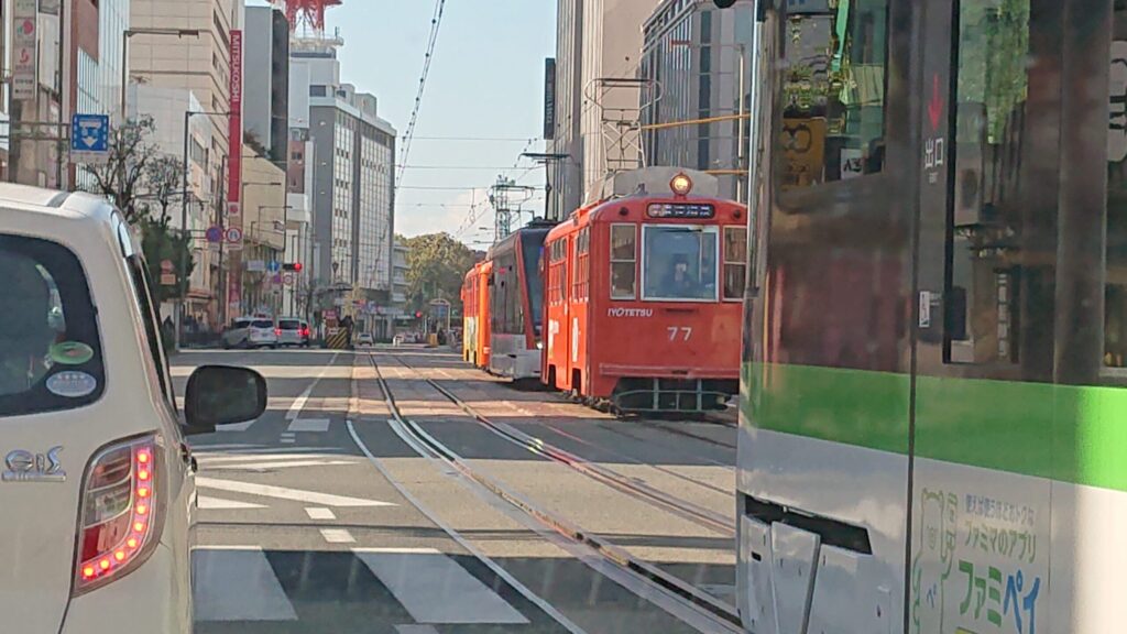 松山市内を走る路面電車