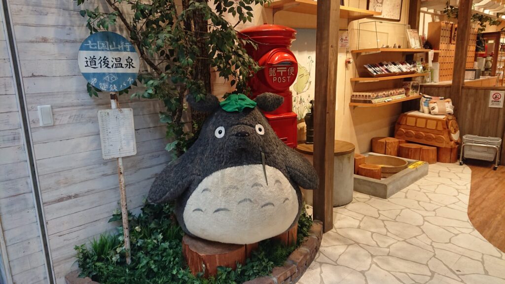 道後商店街の店舗にあるトトロの大きなぬいぐるみ