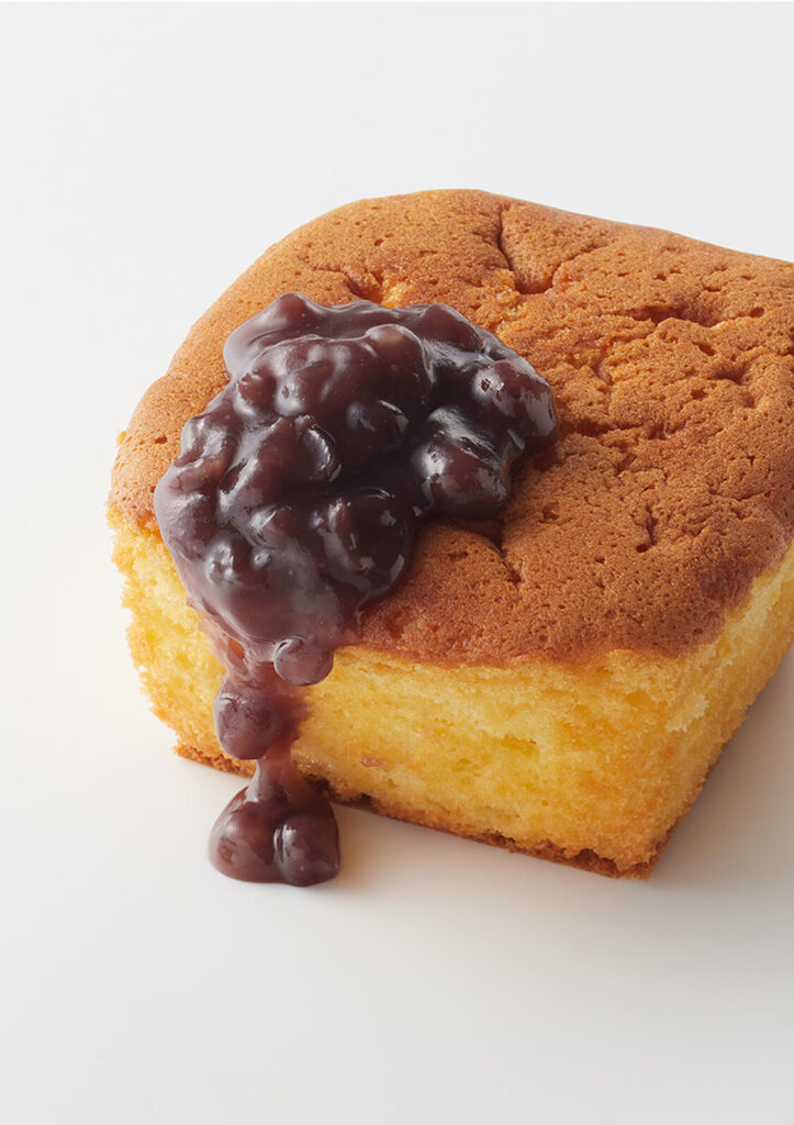 「たねやカステラ」 カステラと瑞々しい餡の組み合わせ　※LAGO公式サイトより