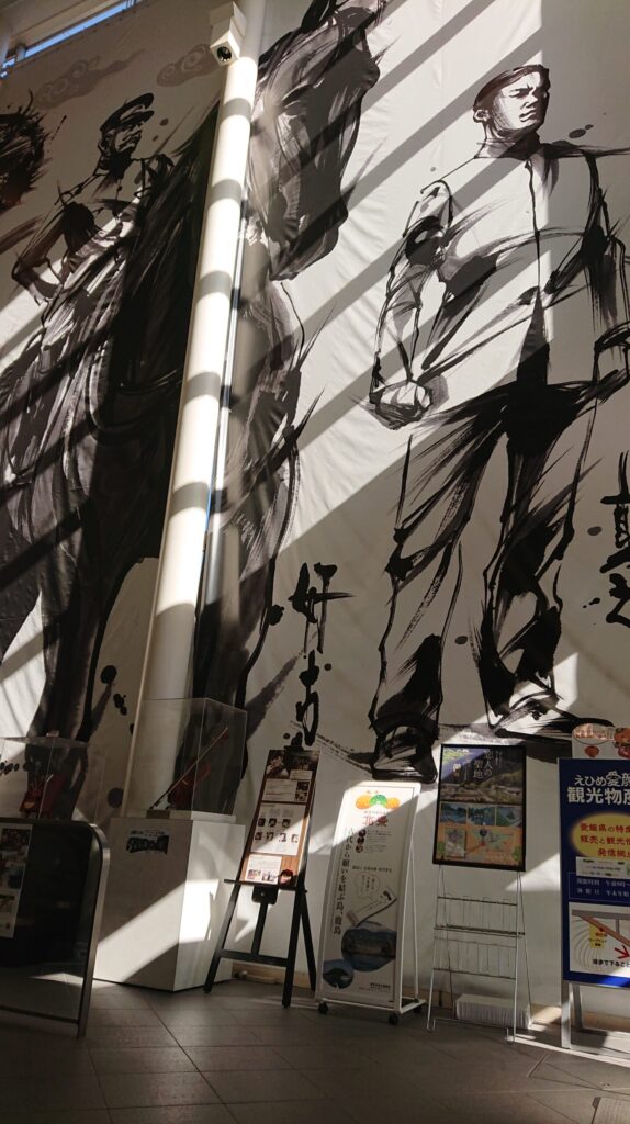 壁一面に墨絵風に描かれた松山ゆかりの名士