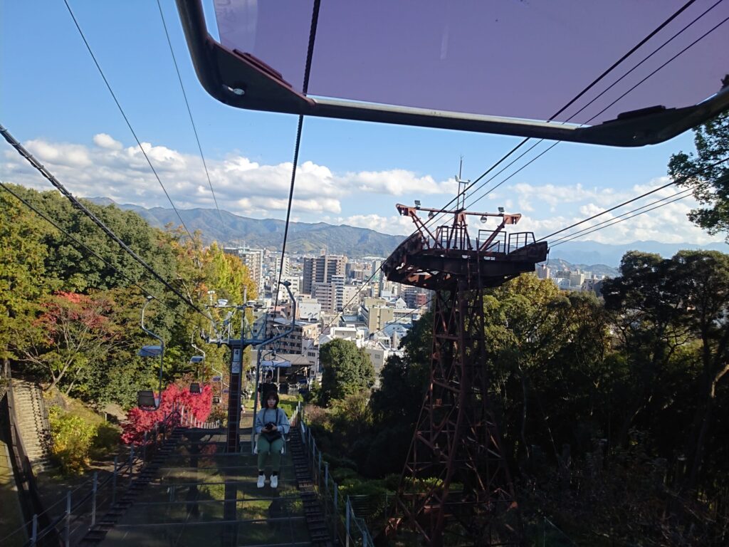 ロープウェイに乗りながら見下ろす松山市街地