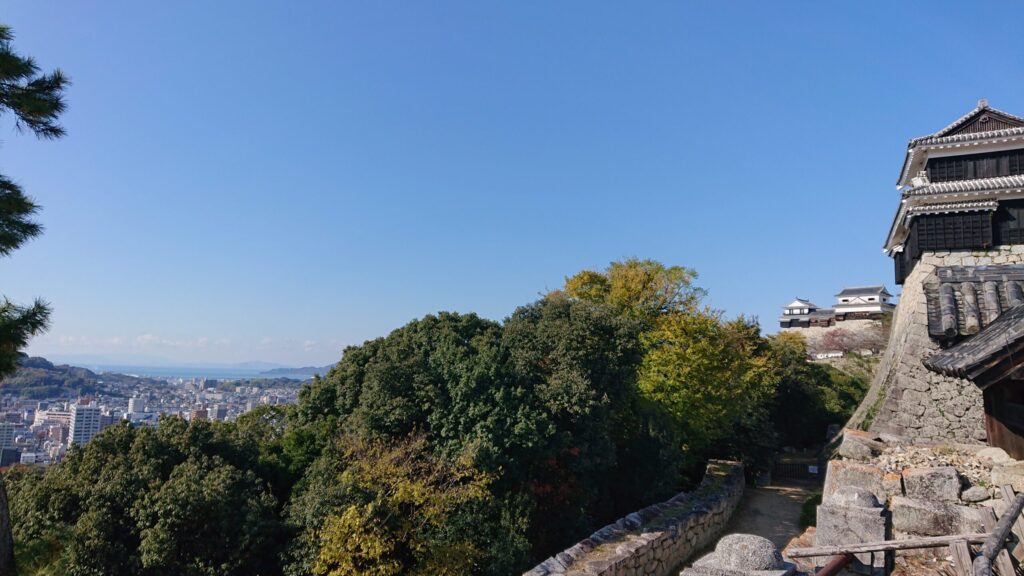 本丸広場から天守閣をのぞむその２