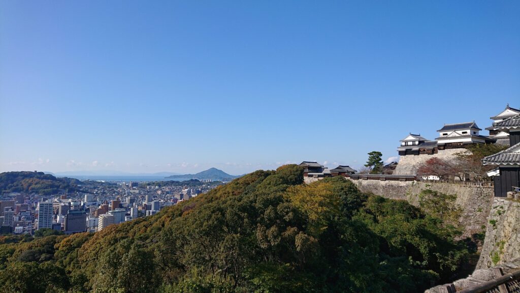 本丸広場から天守閣をのぞむ