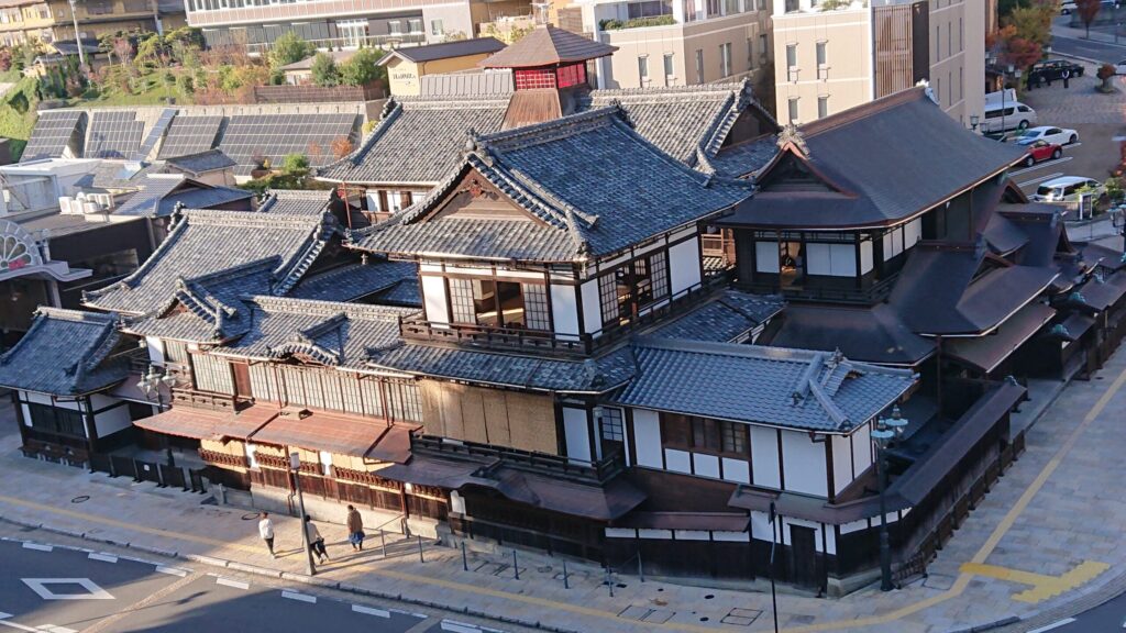 上からの本館全景
