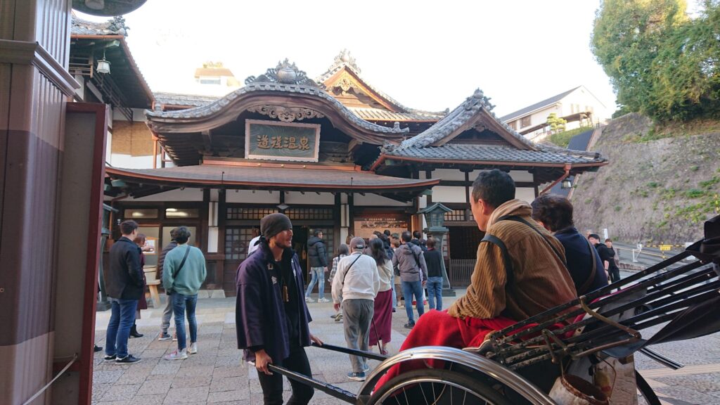 道後温泉正面に人力車