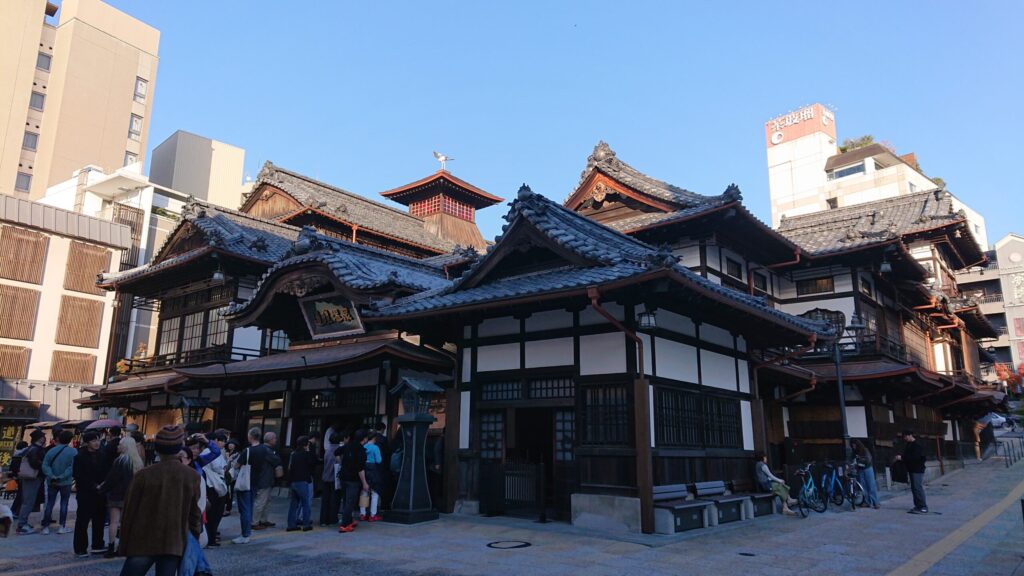 本館正面斜め方向から