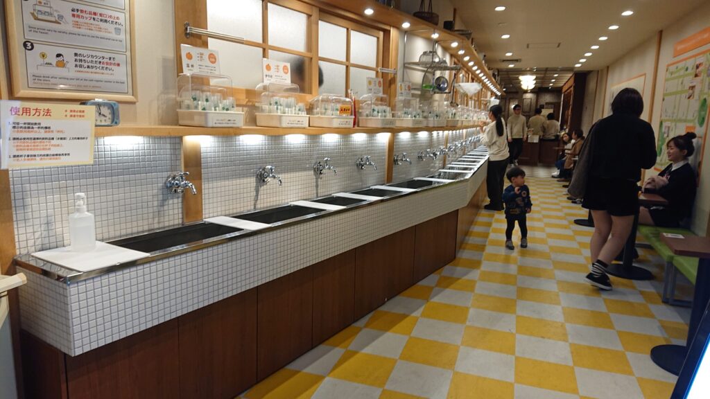 みかんジュースの蛇口がズラリ。圧巻の20種類。