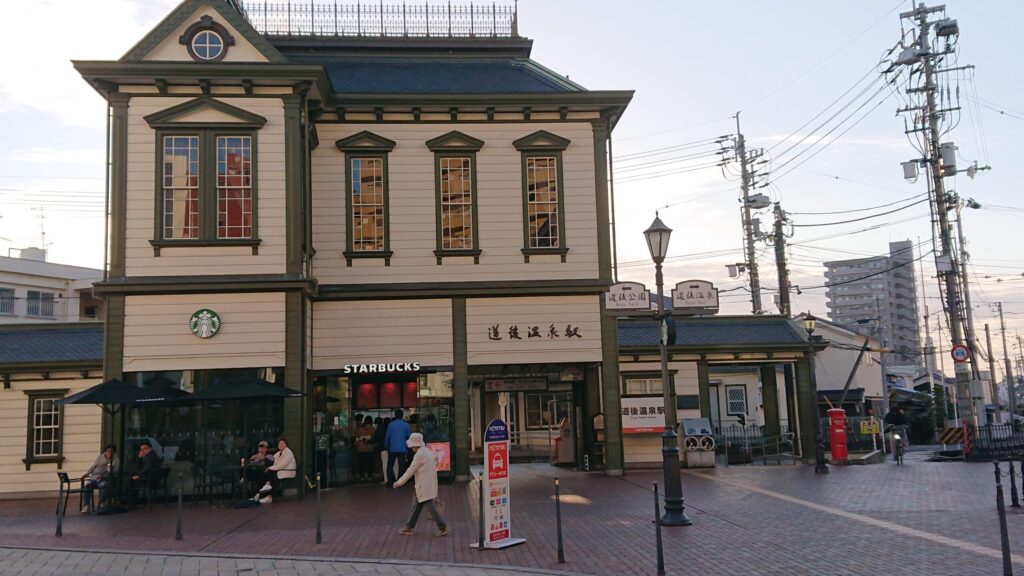 西洋風のレトロな建築の「道後温泉駅」駅舎