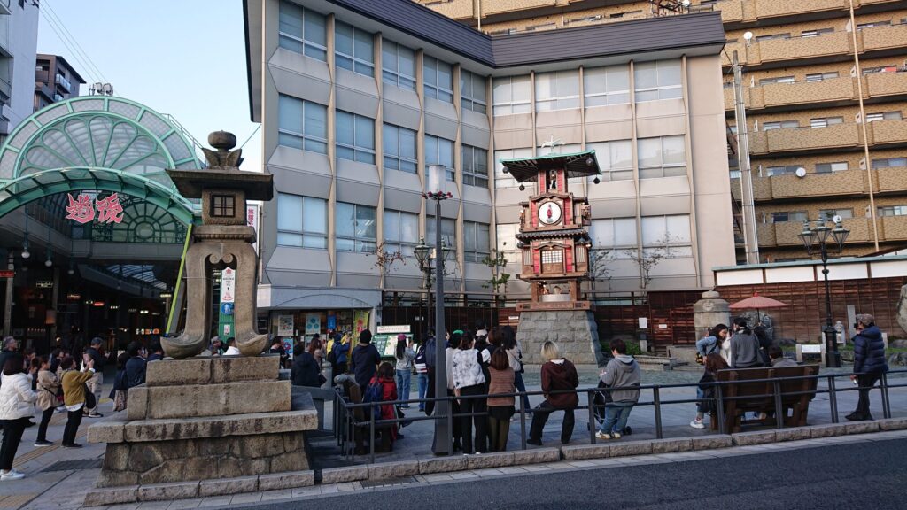 坊ちゃんカラクリ時計、駅舎と商店街の間にあります。
