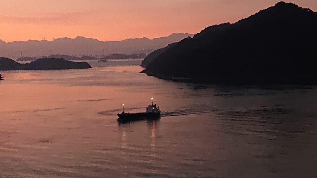 朝靄をゆったりと漁船