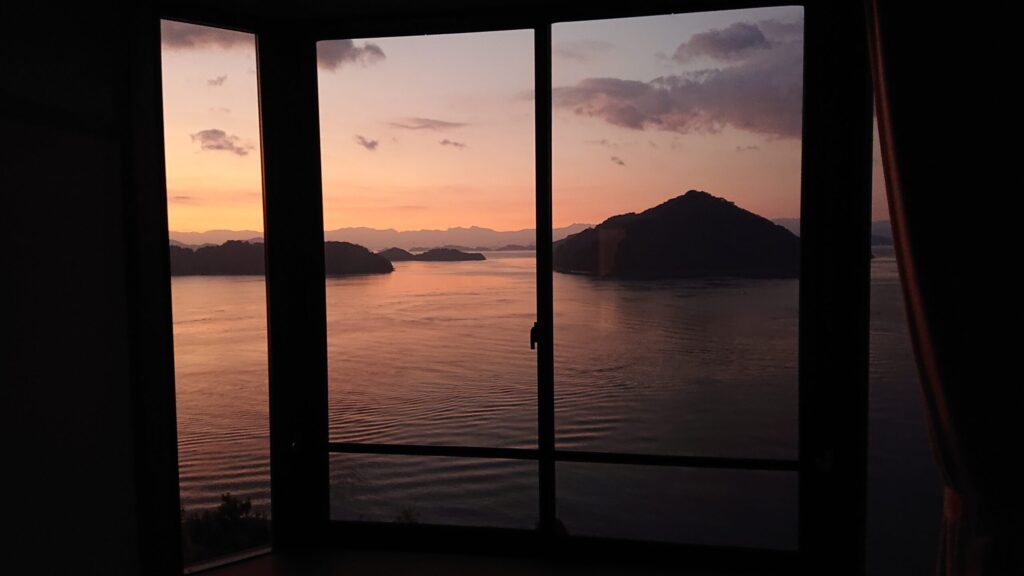 部屋から見る朝焼けの海