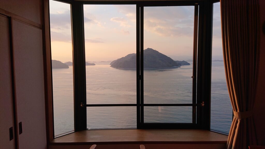 窓の正面に早朝の島