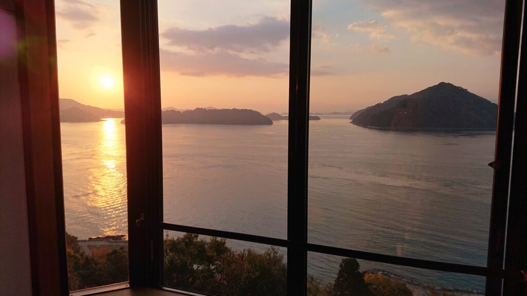 部屋から見る朝日と海