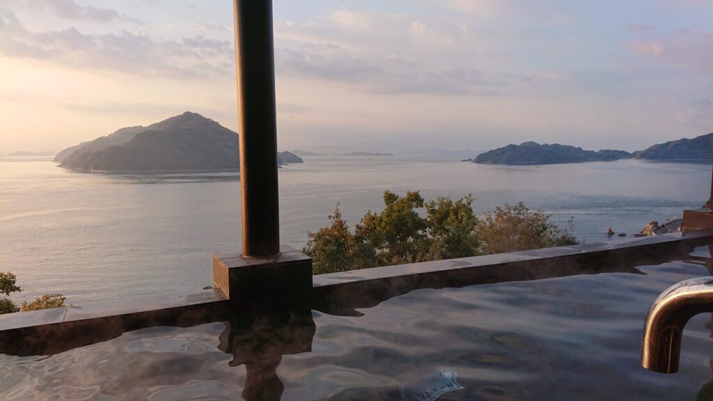 露天風呂から見える海と島々