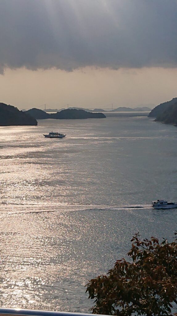 朝の海に２艘の船が行き交う