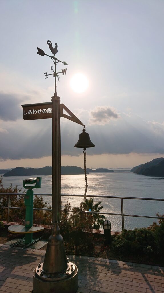 海の見えるテラスに「しあわせの鐘」