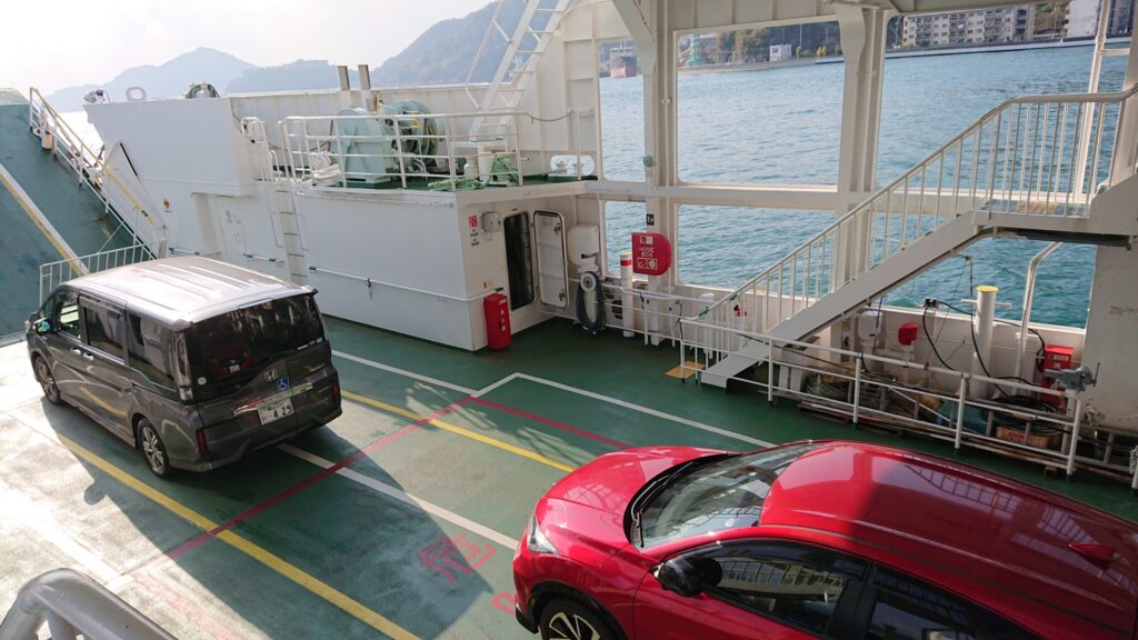 フェリーに乗り込んだ車