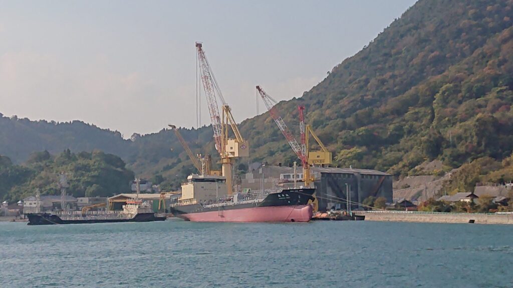 フェリー内から島の造船所