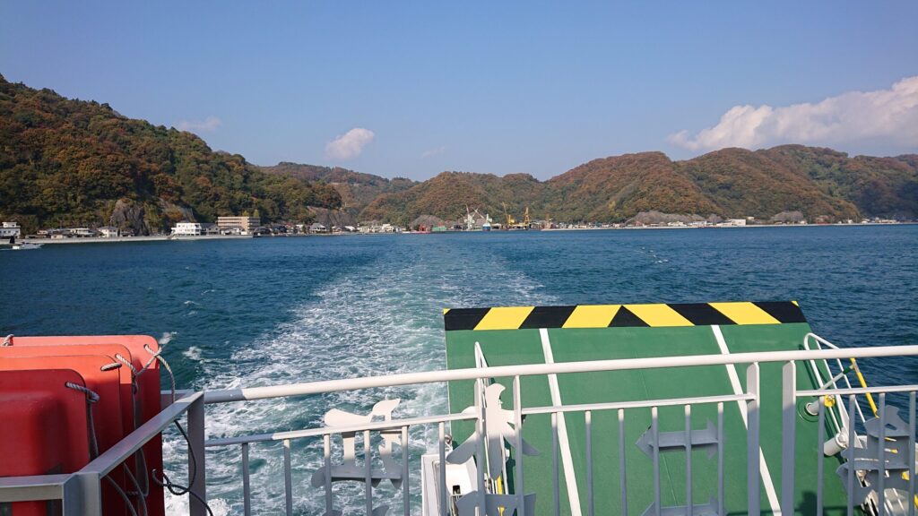 島から離れていく画像をフェリー内から
